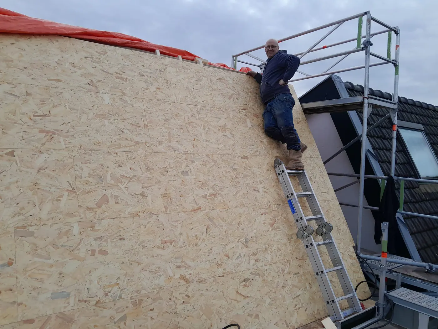 Bart Sloot werkt aan een houten dakconstructie