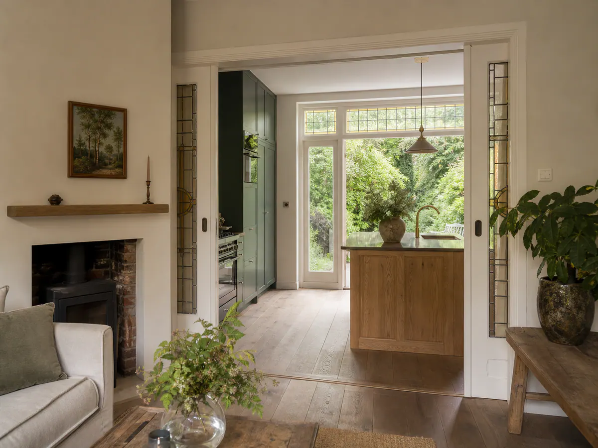Gerenoveerde woonkamer en keuken in een jaren-dertigwoning