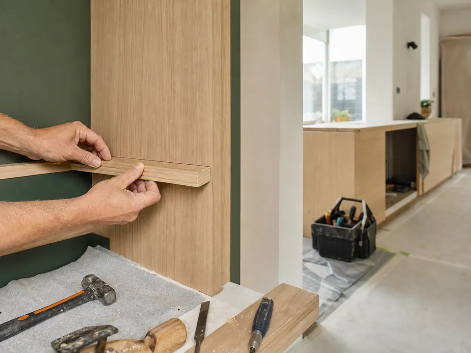 Detail van maatwerk timmerwerk in een woonruimte