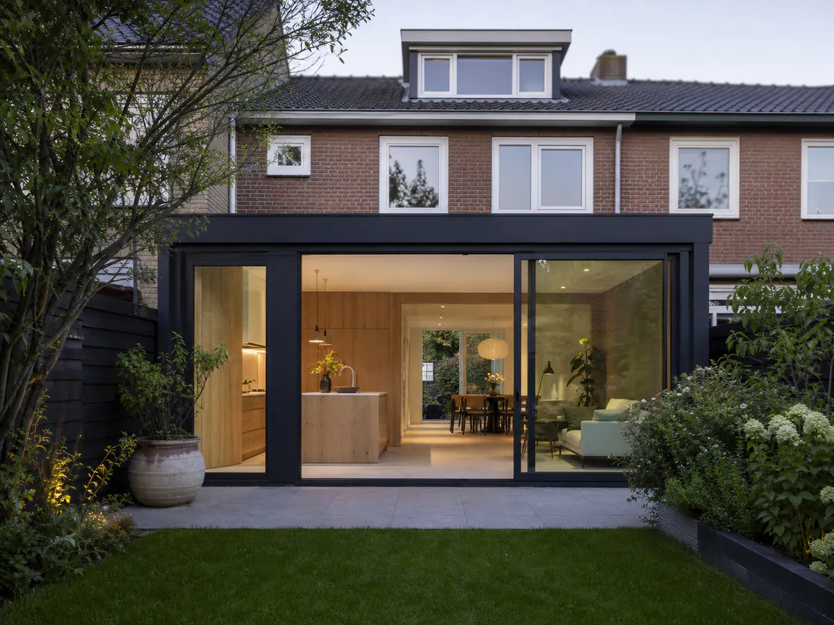 Lichte uitbouw aan een Nederlandse woning