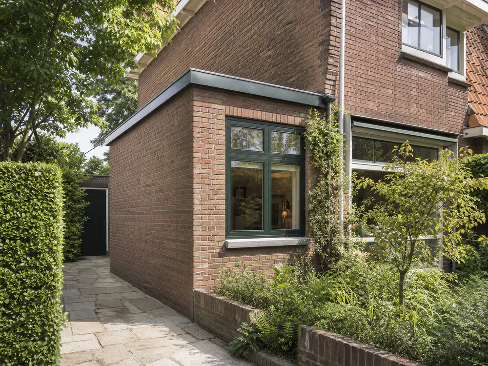 Compacte gemetselde zijaanbouw aan een Nederlandse woning