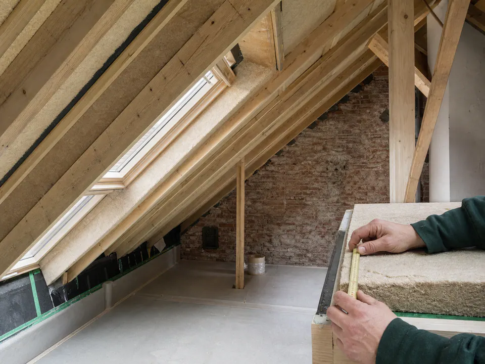 Isolatiewerk aan een houten zolderkap